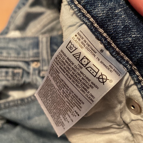 Size 6 Old Navy Regular Wash Boyfriend Jeans - Picture 5 of 5